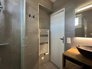 a bathroom with a sink and a shower at Appartement 2 pièces - Havre de Paix, Confort Moderne & Accès Rapide N12-RD30 in Plaisir