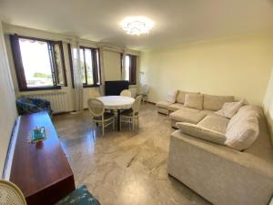 a living room with a couch and a table at Vista lago da sogno Portese in San Felice del Benaco