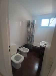 a bathroom with two toilets and a sink at Excelente SEMIPISO vista al Buen Pastor in Cordoba +17 photos