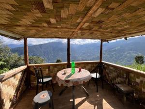 Nespecifikovaný výhled na hory nebo výhled na hory při pohledu z hostelu