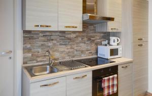 Η κουζίνα ή μικρή κουζίνα στο Beautiful Apartment In La Spezia +7 φωτογραφίες