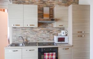 Η κουζίνα ή μικρή κουζίνα στο Beautiful Apartment In La Spezia