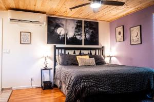 En eller flere senge i et værelse på Moonlight Cottage - Your Romantic & Scenic Escape