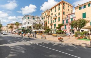 una strada cittadina con edifici e persone che pedalano in bicicletta di 1 Bedroom Cozy Apartment In Rapallo a Rapallo