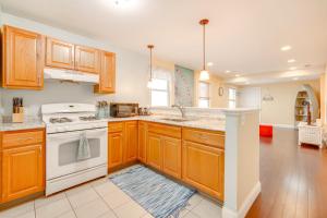 Dapur atau dapur kecil di Walk to Ventnor Beach and Boardwalk Coastal Gem
