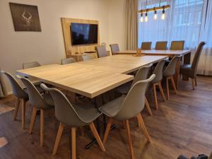 TV a/nebo společenská místnost v ubytování Chalet Bergzeit komplett