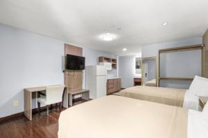 Postel nebo postele na pokoji v ubytování Travel Inn & Suites