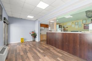 Kuchyň nebo kuchyňský kout v ubytování Travel Inn & Suites