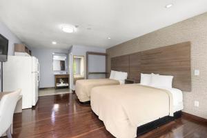 Postel nebo postele na pokoji v ubytování Travel Inn & Suites