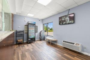 TV a/nebo společenská místnost v ubytování Travel Inn & Suites