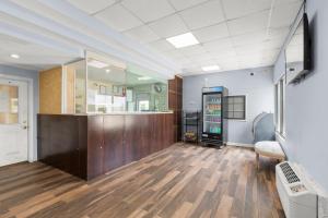 TV a/nebo společenská místnost v ubytování Travel Inn & Suites