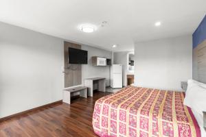 TV a/nebo společenská místnost v ubytování Travel Inn & Suites