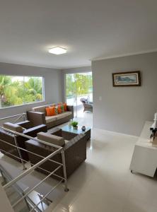 un salon avec un canapé et une table dans l'établissement Casa Praiana Litoral, à Camaçari