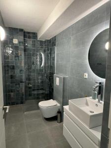 Ένα μπάνιο στο President Apartment Premium Lakeview +22 φωτογραφίες