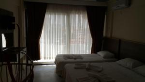 A bed or beds in a room at Ozgun Apart Hotel Még 7 kép