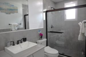Ένα μπάνιο στο Ocean Pearl - Cozy Comfort Room with pool Nearby Sunset beach