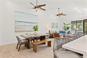 una sala de estar con una mesa y sillas en Grand Champions 106, en Wailea