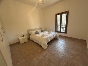 une chambre avec un lit et une fenêtre dans l'établissement 3 bedrooms Apartment-Autodromo-Centro Storico, à Imola 7 autres photos