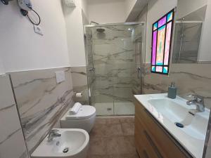 une salle de bain avec un lavabo, une douche et des toilettes dans l'établissement 3 bedrooms Apartment-Autodromo-Centro Storico, à Imola