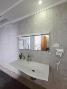 Koupelna v ubytování Hôtel Collena, uthandi
