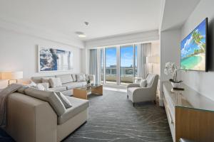 フォート・ローダーデールにあるBeachfront Ritz-Carlton Luxury 1BR Residenceのソファと椅子2脚のあるリビングルーム