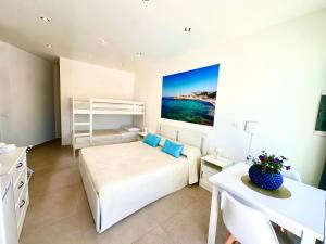 Postel nebo postele na pokoji v ubytování Torre Pozzillo Beach