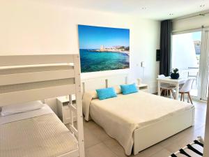 Postel nebo postele na pokoji v ubytování Torre Pozzillo Beach