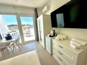 TV a/nebo společenská místnost v ubytování Torre Pozzillo Beach