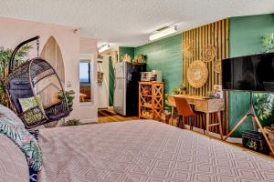 TV a/nebo společenská místnost v ubytování Ocean View Prime Location Surfer Studio With Parking