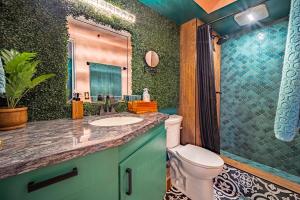 Bilik mandi di Ocean View Prime Location Surfer Studio With Parking