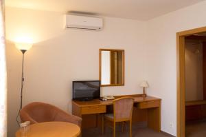 TV a/nebo společenská místnost v ubytování Hotel Atrium