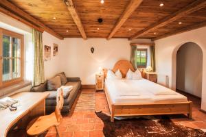 A bed or beds in a room at Landhotel Vordergrub