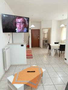 Μια τηλεόραση ή/και κέντρο ψυχαγωγίας στο La Maison di mamma Irma +2 φωτογραφίες