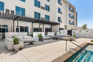 Bazén v ubytování Cambria Hotel Waco University Riverfront nebo v jeho okolí