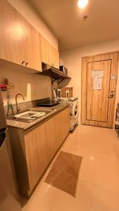 Kuchyň nebo kuchyňský kout v ubytování Aurora Haven steps away from Abreeza mall