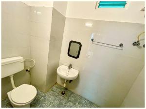 马图拉HOTEL K R - PREMIUM Near Krishna JanamBhoomi - Mathura Railway Juction - Bus stand - Parking and Wifi Facilities - Air Conditioning Luxury Room - A Top Rated Four Star Hotel的带马桶和水槽的浴室