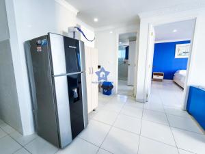 卡塔赫纳Apartamento Piso 18 Blue Horizon的一间厨房,内设大冰箱