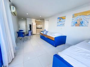 卡塔赫纳Apartamento Piso 18 Blue Horizon的一间卧室，里面有一张床、一张桌子和几把椅子。