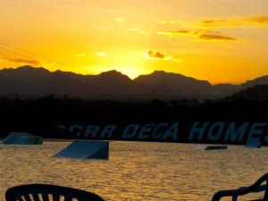 Blick auf den Sonnenuntergang über dem Wasser in der Unterkunft Anna's cozy house in Angeles