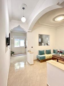 una sala de estar con un sofá y una mesa en Sara Apartment Parking free, en Chefchaouen