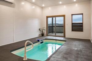 Bazén v ubytování Blue Ridge Bliss Luxury Cabin with Indoor Pool nebo v jeho okolí