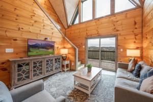 TV a/nebo společenská místnost v ubytování Blue Ridge Bliss Luxury Cabin with Indoor Pool