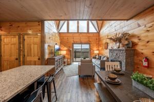 Kuchyň nebo kuchyňský kout v ubytování Blue Ridge Bliss Luxury Cabin with Indoor Pool