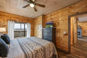 Postel nebo postele na pokoji v ubytování Blue Ridge Bliss Luxury Cabin with Indoor Pool + 57 fotografií