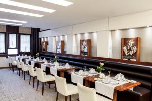 eine Reihe von Tischen und Stühlen in einem Restaurant in der Unterkunft Blanca Hotel in Izmir