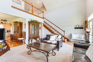 ウォレンズバーグにあるSpacious Warrensburg Getaway with Fireplace!のソファとテーブルのあるリビングルーム