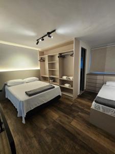 Giường trong phòng chung tại Lofts 4 Elementos - Terra - Martim de Sá - Caraguatatuba