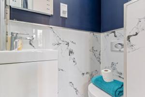 a bathroom with black and white marble walls and a toilet at 3Bed 2Bath nr Uni HertsHatfield in North Mimms +11 photos