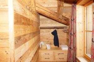 a log cabin bathroom with a wooden wall at Naturhotel & Bayernhütte am Brauneck in Lenggries +72 photos