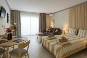 Łóżko lub łóżka w pokoju w obiekcie Estudio BenalBeach NEW